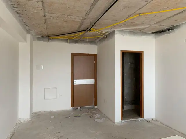 Entrada da sala comercial ainda em obra bruta, no Edifício Premier