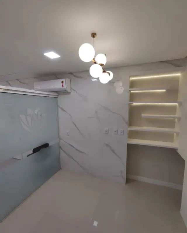Prateleiras com LED embutido e pendentes na clínica em Ilhéus