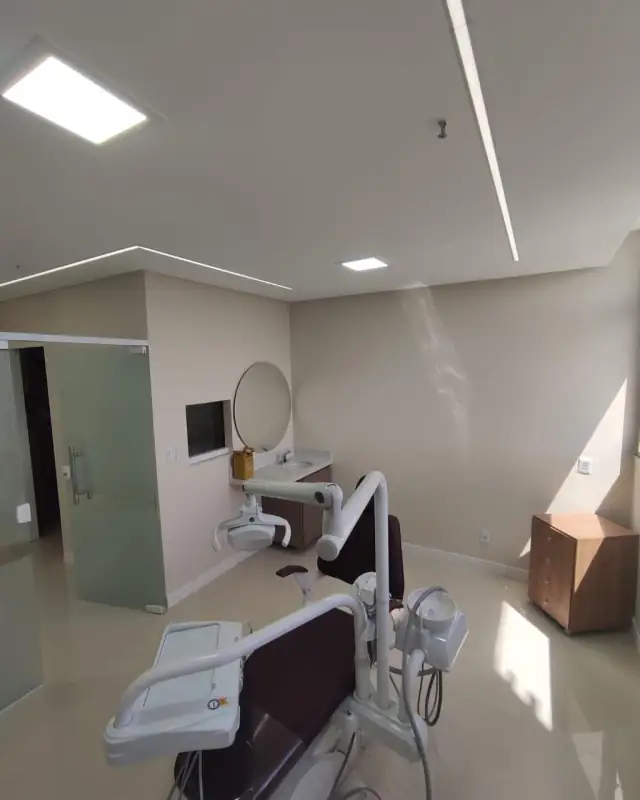 Segundo consultório odontológico com bancada e espelho