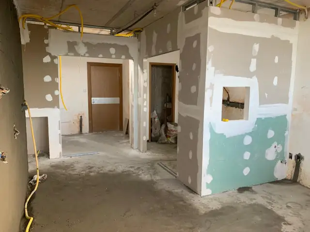 Paredes de drywall com fita e massa nas juntas