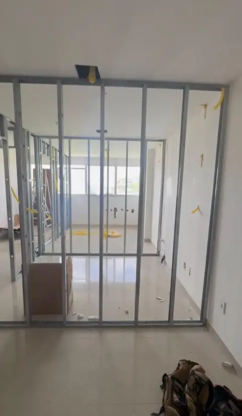 Montantes metálicos do drywall dividindo o vão do escritório no Edifício Premier, em Ilhéus