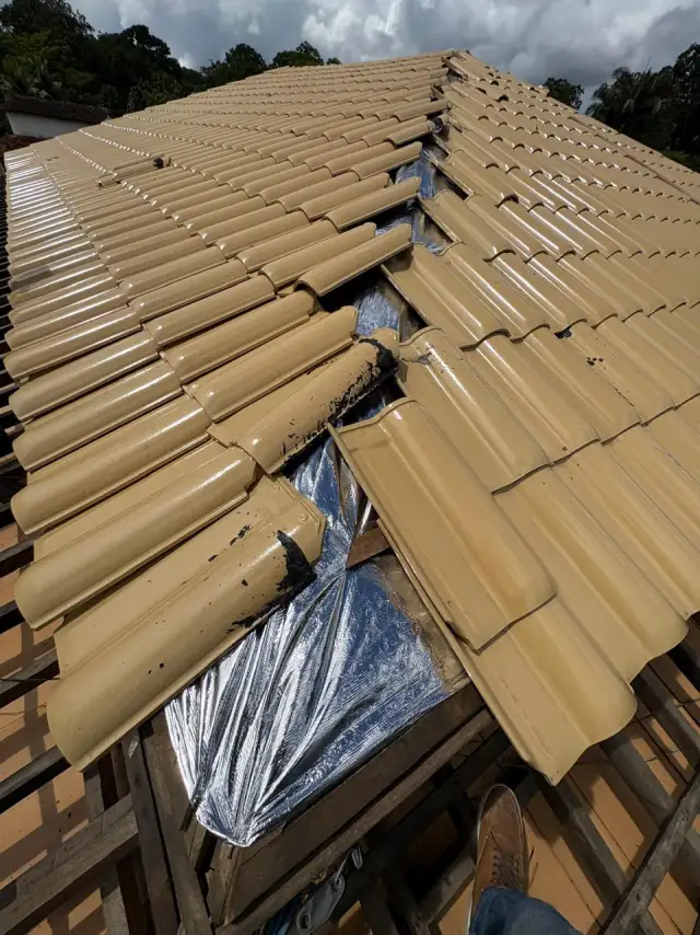 Telhas novas sendo assentadas sobre a manta térmica